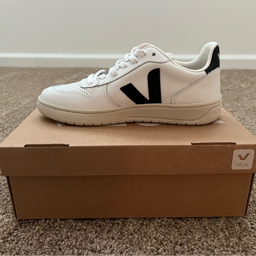 Never worn Veja